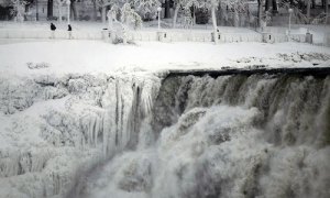 Buz Tutan Niagara Şelalesi’nden Disney Filmlerini Andıran Görüntüler